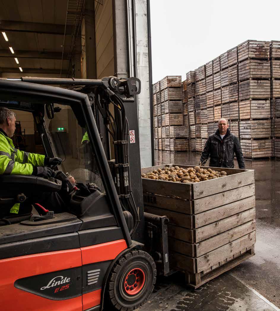 Vi skapar väldigt intressanta och lärorika möten genom att Pontus och Mario besöker gårdar och lär sig mer om råvarorna och grunden för svensk matproduktion.