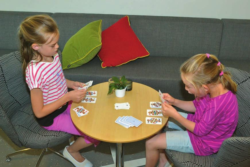 Kortspel Svarte Petter och Löjliga familjen är exempel på vanliga familjespel där man samlar par eller fyrtal av kort som hör samman, och begär kort av varandra.