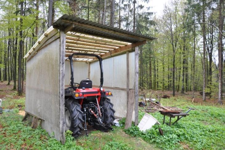 Ekonomibyggnader mm Garage/verkstad/förråd Vidbyggt garage/verkstad om ca 40 kvm med fasad i tegel och tak av betong. El dragen.