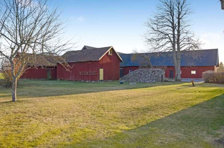 UTHUS Uthus, f.d. hönshus i rivningsskick. JORDKÄLLARE Stensatt jordkällare. STÄDNING Bostadshuset överlåts flyttningsstädat. Ekonomibyggnaderna kommer ej att städas ytterligare.