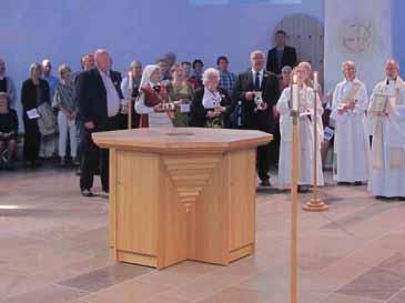 Kenneth Jeppson, församlingsrådets ordföranden, öppnade porten och vi följde det nytända påskljuset in i kyrkan. Kyrkan var upplyst med svagt blått ljus på väggarna.