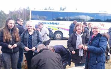 KARLSLUNDA MORTORP FÖRSAMLING I Källdalens stugby kunde pilgrimsvandrare på Annandag Påsk både göra ett kors i tenn och äta god mat efter vandringen i vårsolen.