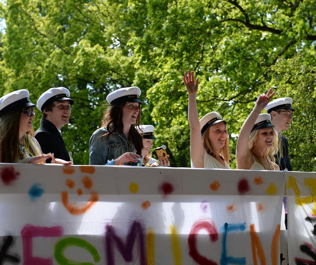 Polisen ska meddelas Det är viktigt att polisen känner till studentflaken och karnevalstågen, eftersom de ofta påverkar framkomligheten på vägar och gator.