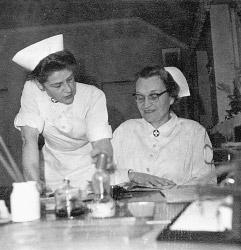 Karin Wirén, dåvarande, och Carin Fager, blivande avdelningssköterska på Medicin 6, med t.f. assistentläkare Curt Wasastjerna. Bild från 1948. Foto Doris Gordin.