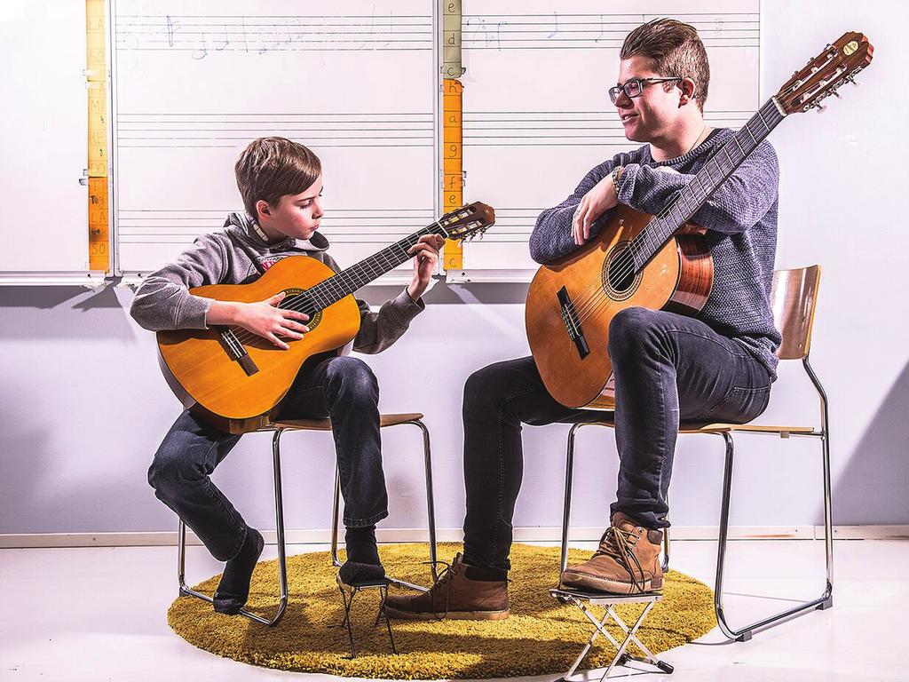 INSTRUMENT- OCH SÅNGUNDERVISNING I musikinstitutet erbjuder vi instrument- och sångundervisning både individuellt och i grupp.