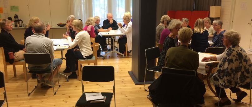 2.2 Bred inbjudan och många slöt upp Inbjudan till det inledande mötet sändes ut brett till dig som värnar om äldres välbefinnande eller som i din yrkesroll kan påverka äldres livssituation i Mölndal.