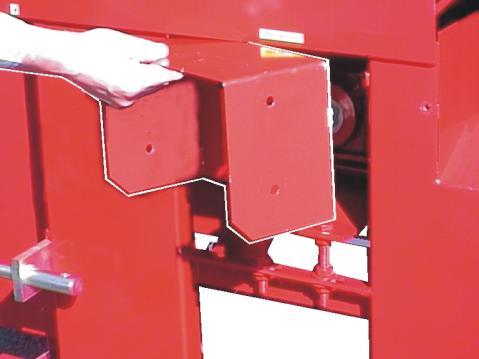 10 3. Montera kraftöverföringsaxelns skydd (nr 1 på bild 1) med fyra bultar i maskinramen i vinkelväxelns främre del.