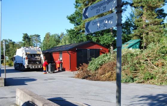 Källsortering I källsorteringshuset vid övre parkeringens vändplan finns kärl för förpackningar av papper, förpackningar av hårdplast, förpackningar av metall, färgade