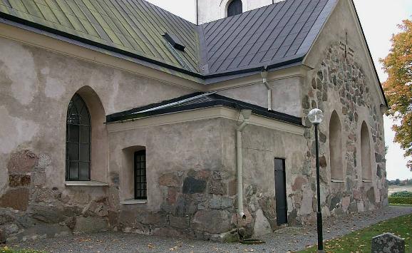 Lundby kyrka omfattar långhus med femsidig absid mot öster, korsarm och sakristia mot norr, samt västtorn.
