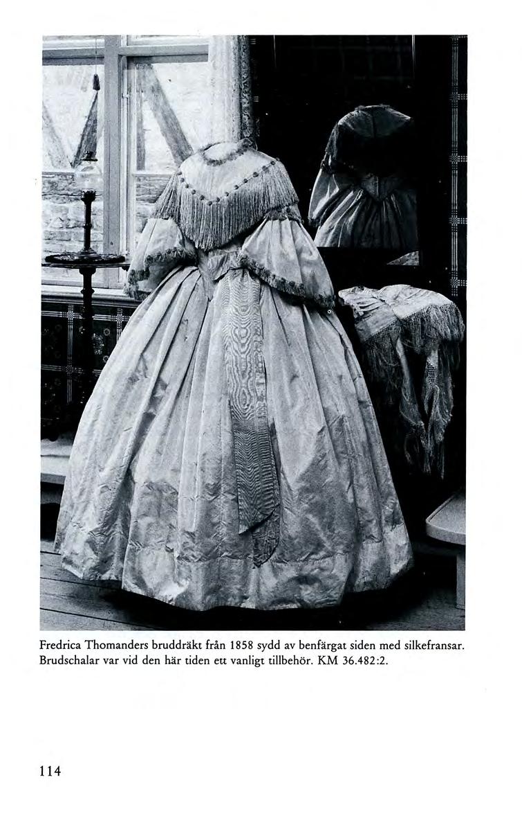 Fredrica Thomanders bruddräkt från 1858 sydd av benfärgat siden med