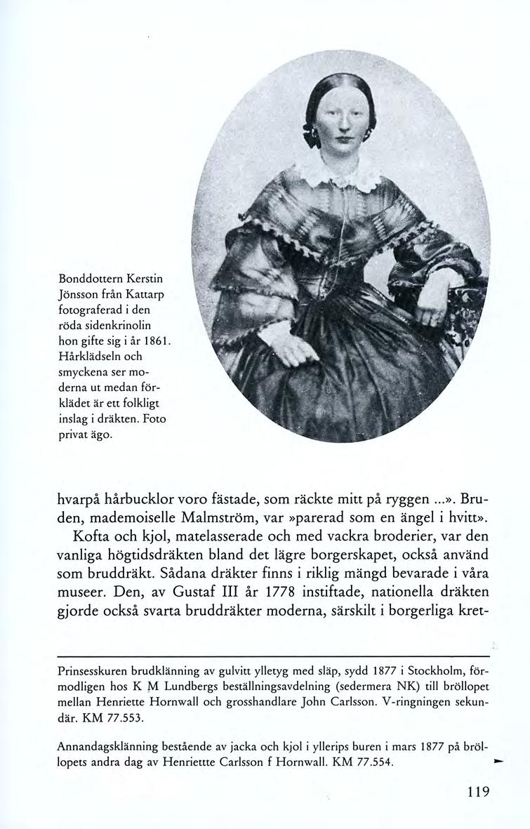 Bonddottern Kerstin Jönsson från Kattarp fotograferad i den röda sidenkrinolin hon gifte sig i år 1861. Hårklädseln och smyckena ser moderna ut medan förklädet är ett folkligt inslag i dräkten.