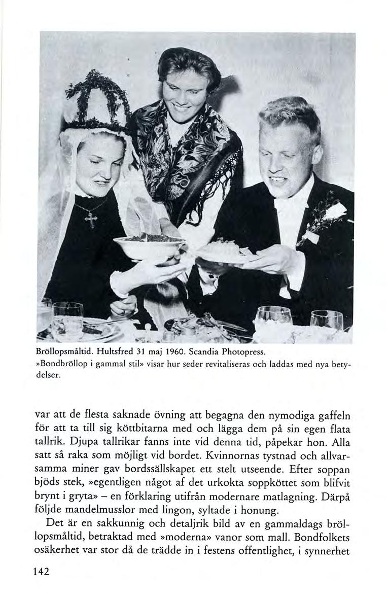 Bröllopsmåltid. Hultsfred 31 maj 1960. Scandia Photopress.»Bondbröllop i gammal stil» visar hur seder revitaliseras och laddas med nya betydelser.