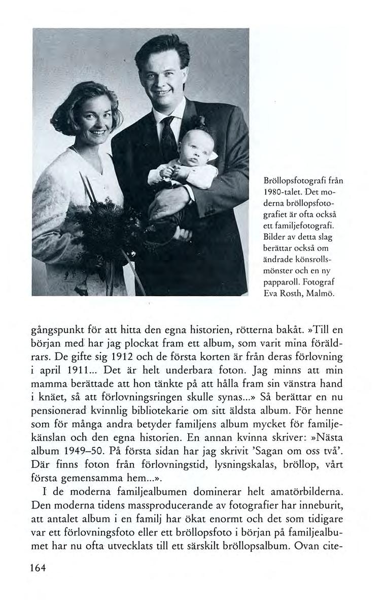 Bröllopsfotografi från 1980-talet. Det moderna brö llopsfotografiet är ofta också ett familjefotografi. Bilder av detta slag berättar också om ändrade könsro llsmönster och en ny papparoll.