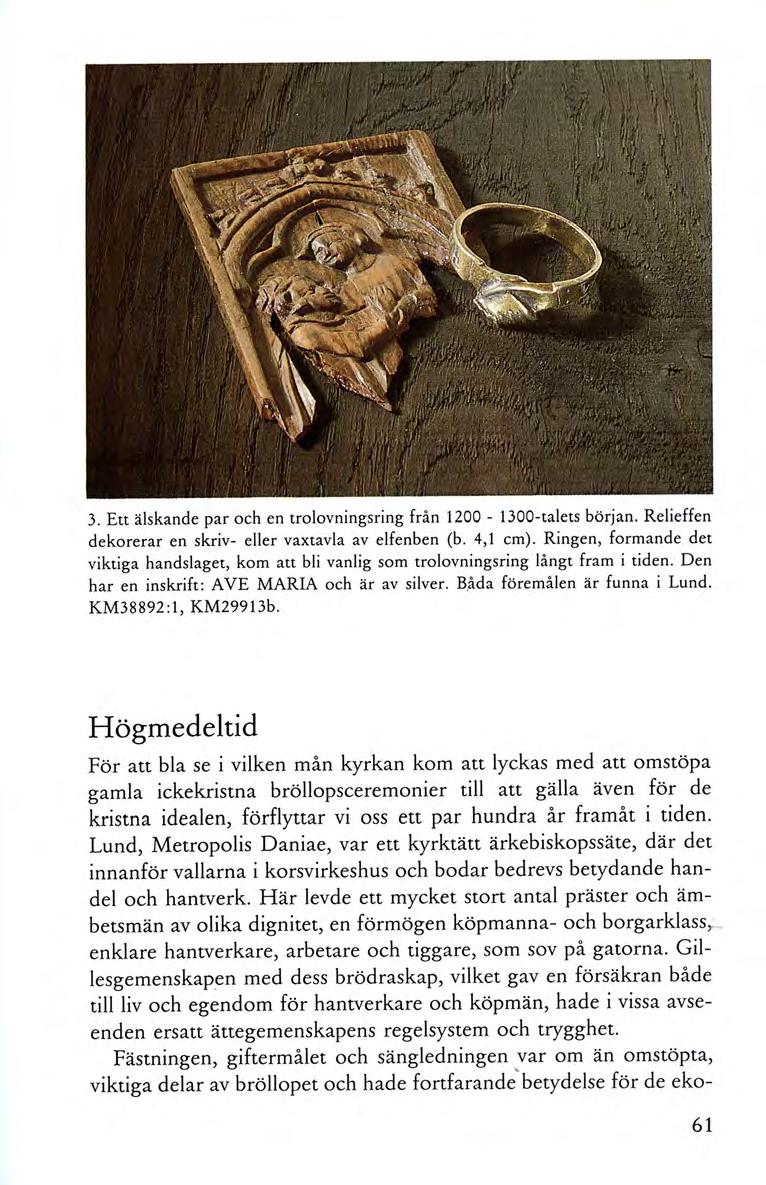 3. Ett älskande par och en trolovningsring från 1200-1300-talets början. Relieffen dekorerar en skriv- eller vaxtavla av elfenben (b. 4,1 cm).