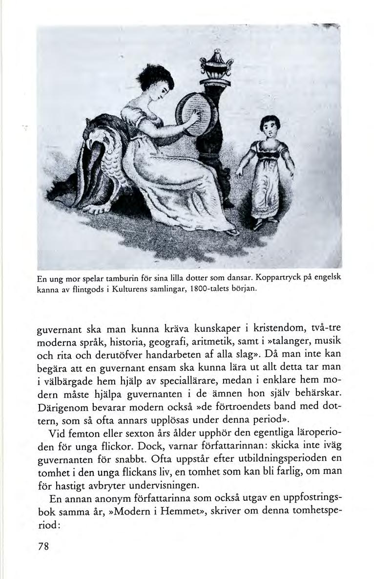 En ung mor spelar tamburin för sina lilla dotter som dansar. Koppartryck på engelsk kanna av flintgods i Kulturens samlingar, 1800-talets början.