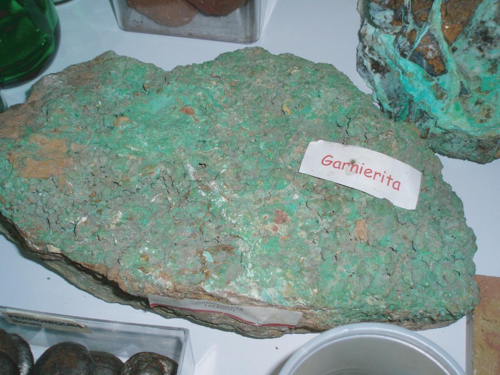 Prov av garnierit i peridotit från Falcondo i Dominikanska Republiken.