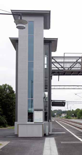 Spår och plattformar behöver förläggas i ett höjdläge som klarar en ny järnvägsbro över Stångån.