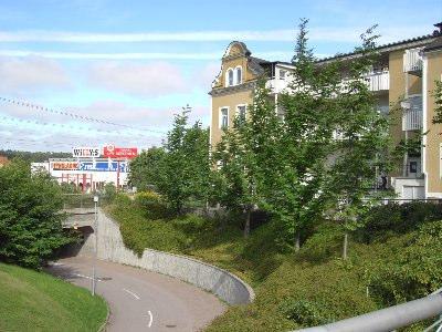 Förbindelsen vid järnvägsstationen och är utformad på så vis att man inte ser själva tunneln förrän man har gått hela den långa gången ner till tunneln.