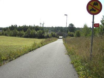 Gång- och cykeltunneln söder om järnvägsstationen Ett par kvarter söder om järnvägsstationen finns ytterligare en gång- och cykelförbindelse i form av en tunnel under järnvägen.