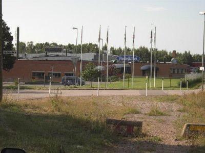 I området finns också en bensinstation i kvarteret Sparven. Övriga kvarter i området är Södra Framnäs, Tjädern, Gåsen och Bofinken.