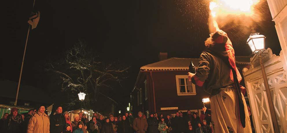 Eksjö Julmarknad 5-6 december En av Sveriges finaste julmarknader. Hantverk av hög kvalitet, godsaker, musik, gycklare. Som en marknadsdag för hundra år sedan.