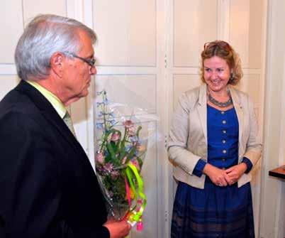 En president tackar av en annan för väl uträttat värv. Susan Törne Henningson får en blombukett av pågående presidenten för året 2013-2014, Håkan Bergeå.
