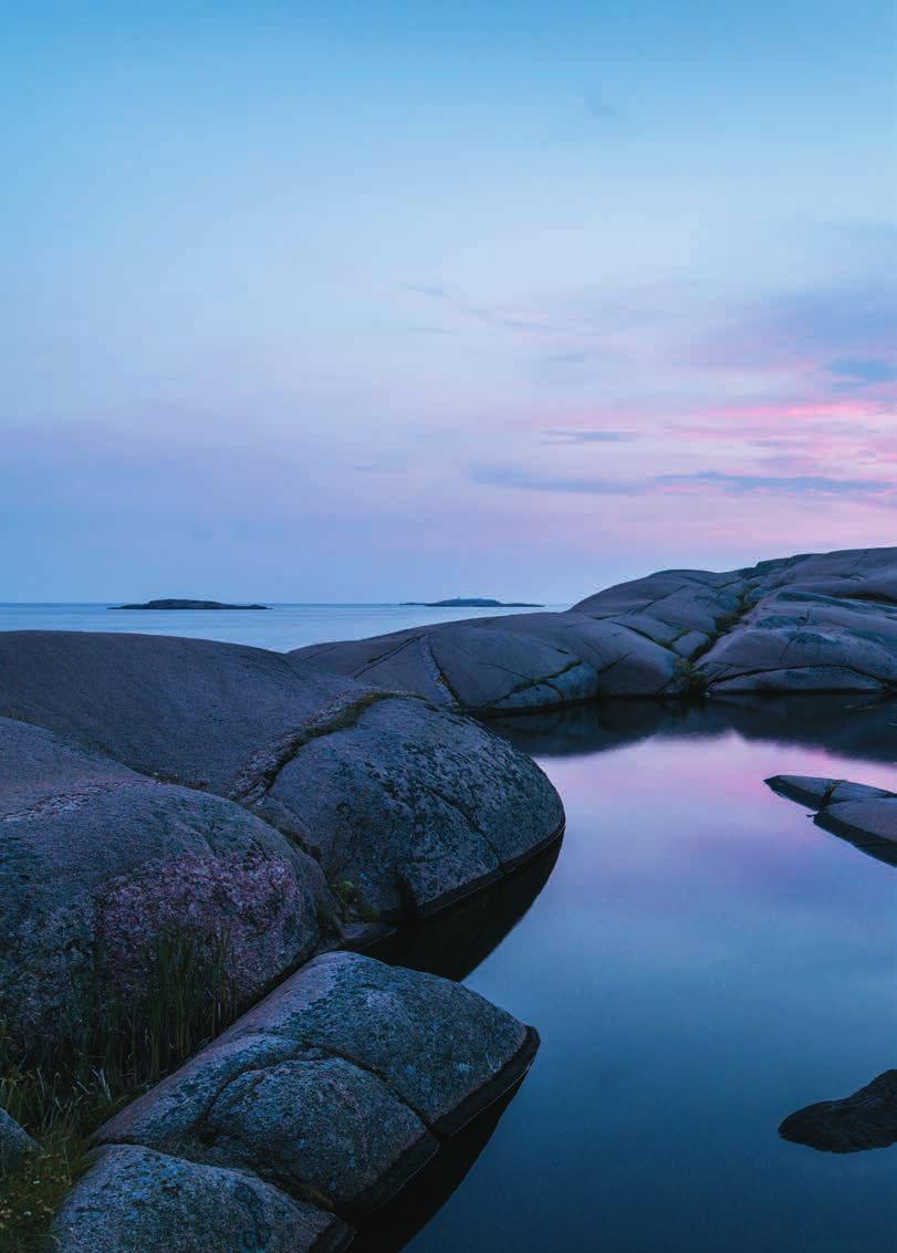 En resa genom Bohuslän EN RESA GENOM BOHUSLÄN Om du någonsin fantiserat om att sakta och tyst glida fram över vattnet i en kajak, campa på öde stränder, njuta av midnattssolen, upptäcka sälar och