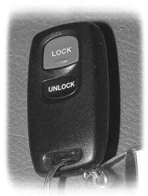 Lås LÅSNINGOCHUPPLÅSNING Låsning och upplåsning av dörrarna med nyckeln A A Låsning och upplåsning av dörrarna med