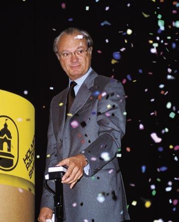 HOLMEN ÅRSREDOVISNING 22 3 ung Carl XVI Gustaf förrättar i september invigningen av den K nya pappersmaskinen i Hallstavik. Ett regn av konfetti följer på kungens knapptryckning.