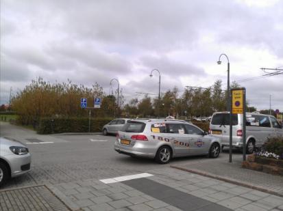 Stationen är enkelsidig med angöringszon med alla funktioner lokaliserad väster om spåren. Stationsområdet utgör ingen barriär i orten med hänsyn till den externa etableringen.