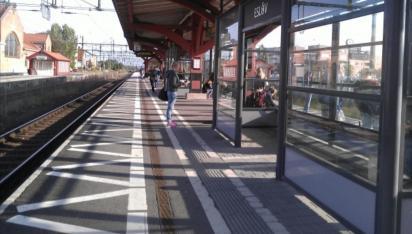 4 Ledstråk På plattformen ska det finnas ledstråk som visar den synsvaga en säker väg till tåget.