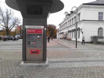 Området har en tydlig entrépunkt med en väl synbar informationsknutpunkt som samlar stråk mellan olika stationsfunktioner samt stationshus och plattformar.