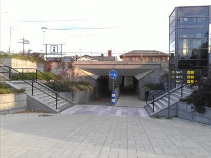 sittplatser och biljettautomat. Helsingborg har alla stationsfunktionerna ovanför plattformarna i form av en större terminalbyggnad.