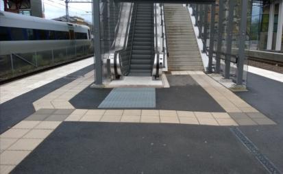 Sju inventerade stationer med stationsklass 2 har planskild förbindelse över och/eller under spår med rulltrappor i anslutning till planskildheten.