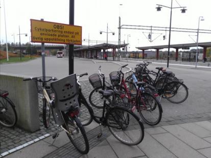 Cykelparkeringsplatser ska vara lokaliserade så nära plattformen som möjligt för att det ska vara attraktivt. Gångavståndet bör inte överstiga 200 meter.