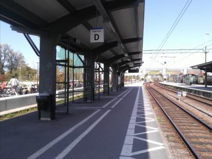 Plattformar Stationsområdet har två sidoplattformar och två mellanplattformar.