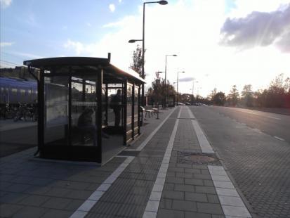 Stationsområdet har en tydlig entrépunkt på respektive sida av spårområdet i anslutning till stationshuset och den planskilda förbindelsen under spåren.