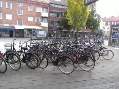 Stationen är komplex med hänsyn till sin storlek, men har en relativt enkel uppbyggnad med ett logiskt och rätvinkligt system med få riktningsändringar.