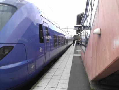 Plattformar Stationen har en sidoplattform vid bussterminalen öster om spåren samt tre mellanliggande plattformar.