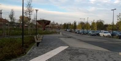 Stadens handelsområde finns väster om järnvägsområdet där även stationshus, hållplatser och taxi är lokaliserat. Delar av stationen har byggt om och planpassagen till mellanplattformarna har stängts.