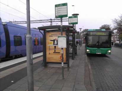 Busshållplatserna ligger väl integrerade med stationen, till stor del parallellt med plattform 3. Dock ligger hållplats för ersättningsbuss mycket långt från stationen, drygt 200 meter.