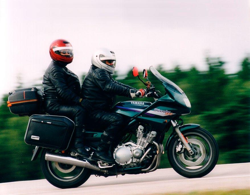 Internationas Fellowship of Motorcycling Rotarians 25 år 1992-2017 25 år Ett vackert par Anita och chauffören på Yamahan.