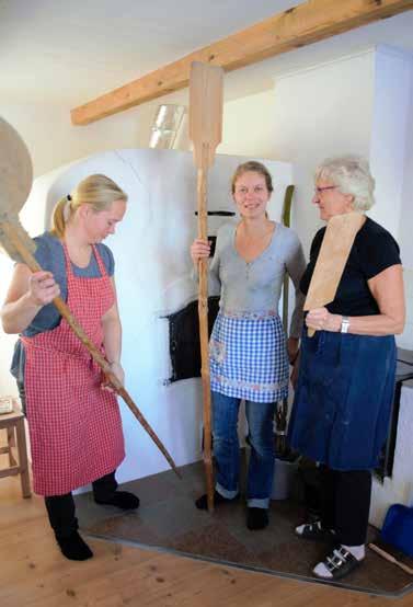 Brödets skorpa blir hårt och aromatiskt med mycket smak av veden och de upphettade stenarna. Vörtdegen på jäsning Kvinnogemenskap och bröd Djup gnistrande snö, blå himmel och strålande sol.