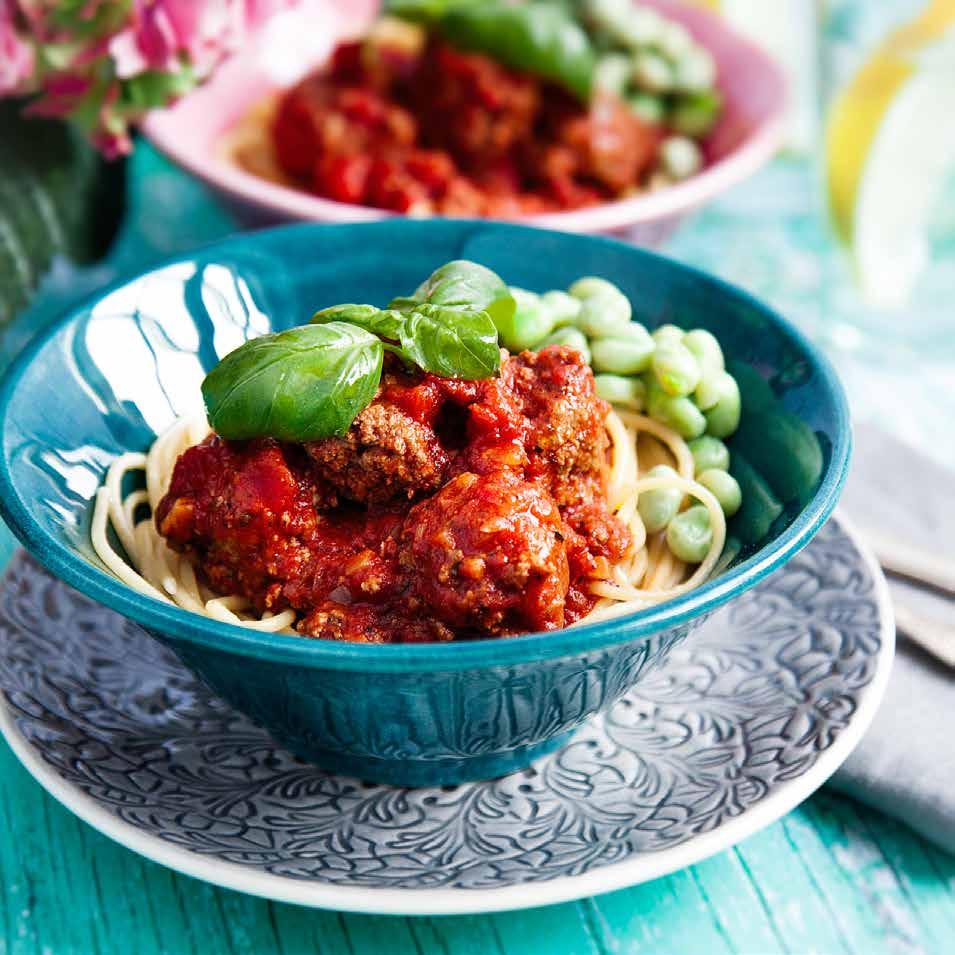 GETOST- OCH BASILIKA- FYLLDA KÖTTBULLAR i tomatsås med pasta Ca 35 min Tomatsås ½ rödlök 1 vitlöksklyfta 1 tsk torkad basilika* msk tomatpuré* 1 msk balsamvinäger* 1 förp krossade tomater 1 dl