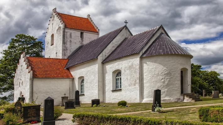 Backsippaor och gullvivor blommar på våren i Brösarps backar. På hösten lyser äpplena röda på grenarna i de stora äppelodlingarna. Ravlunda kyrka (45.