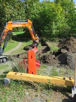 Enstaka fynd av glas och tegel framkom i schaktet. S3: Schaktet grävdes på parkeringsplatsen vid den nypåträffade fornlämningen (figur 12).