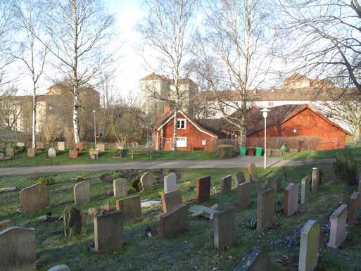 Göteborgs stadsmuseum Figur 3. Närmast i bild ses kyrkogården vid Lundby gamla kyrka. Där bakom ligger Putsegårdens röda byggnader. Foto mot nordväst. söder om husen.