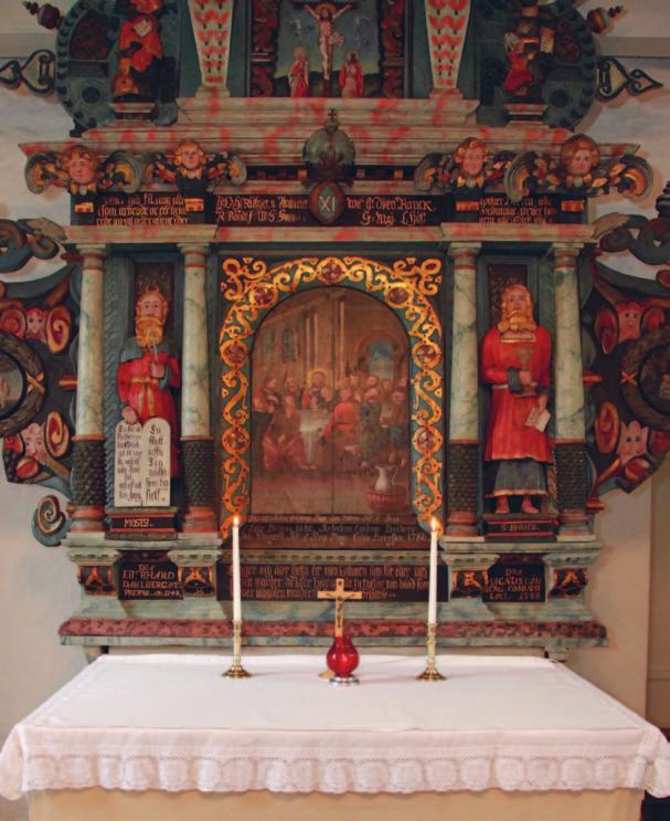 Våra kyrkor Del 5 av 10 Längst framme nära porten vid vandringens slut säger en ängel: Härefter är mig förvarad rättfärdighetens krona (2 Tim 4:8) Livets väg i Torpa kyrka.
