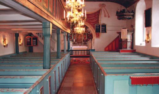 Man tänkte annorlunda då. Nyare kyrkor har stora fönster med gott om ljus. Altaret brukar vara upphöjt och synas väl bredvid predikstolen som har en framskjutande plats. I Torpa är det annorlunda.