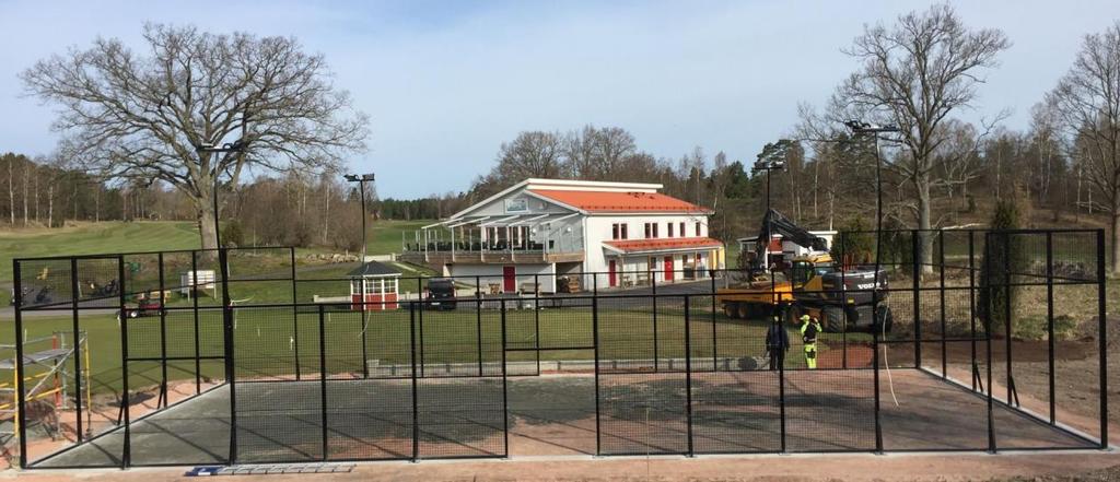 Padeltennisbanan Anno 2017 2017-05-01 har som mål att banan ständigt skall utvecklas och förbättras. Förra året fick vi alla glädjas åt den nya dammen på hål sju.